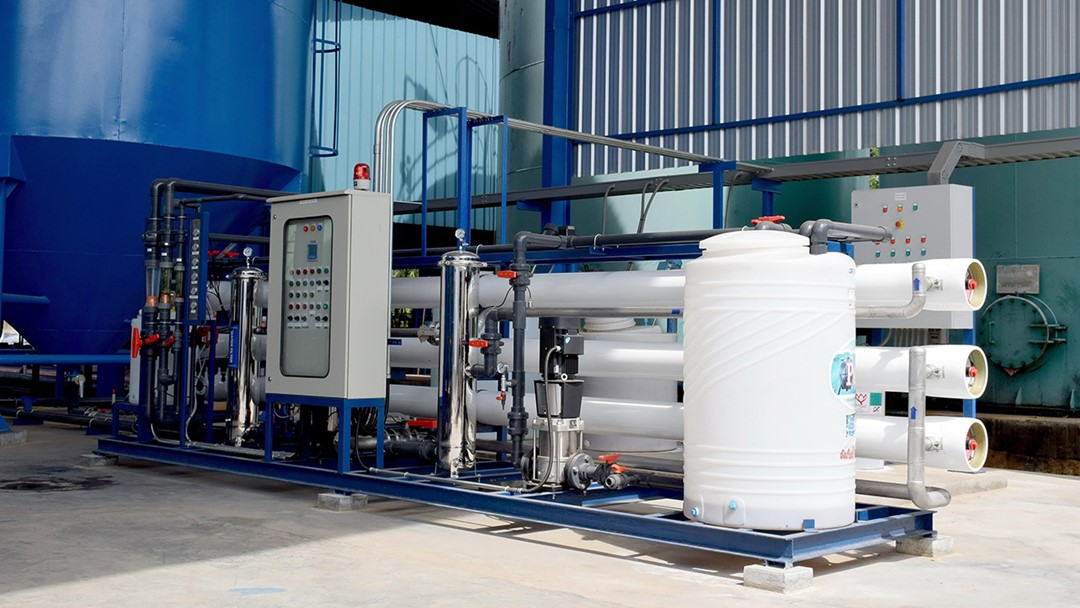 Industrijski sistem reverzne osmoze za prečišćavanje vode sa više filtera, pumpi i upravljačkog panela u tehničkoj postrojenju.